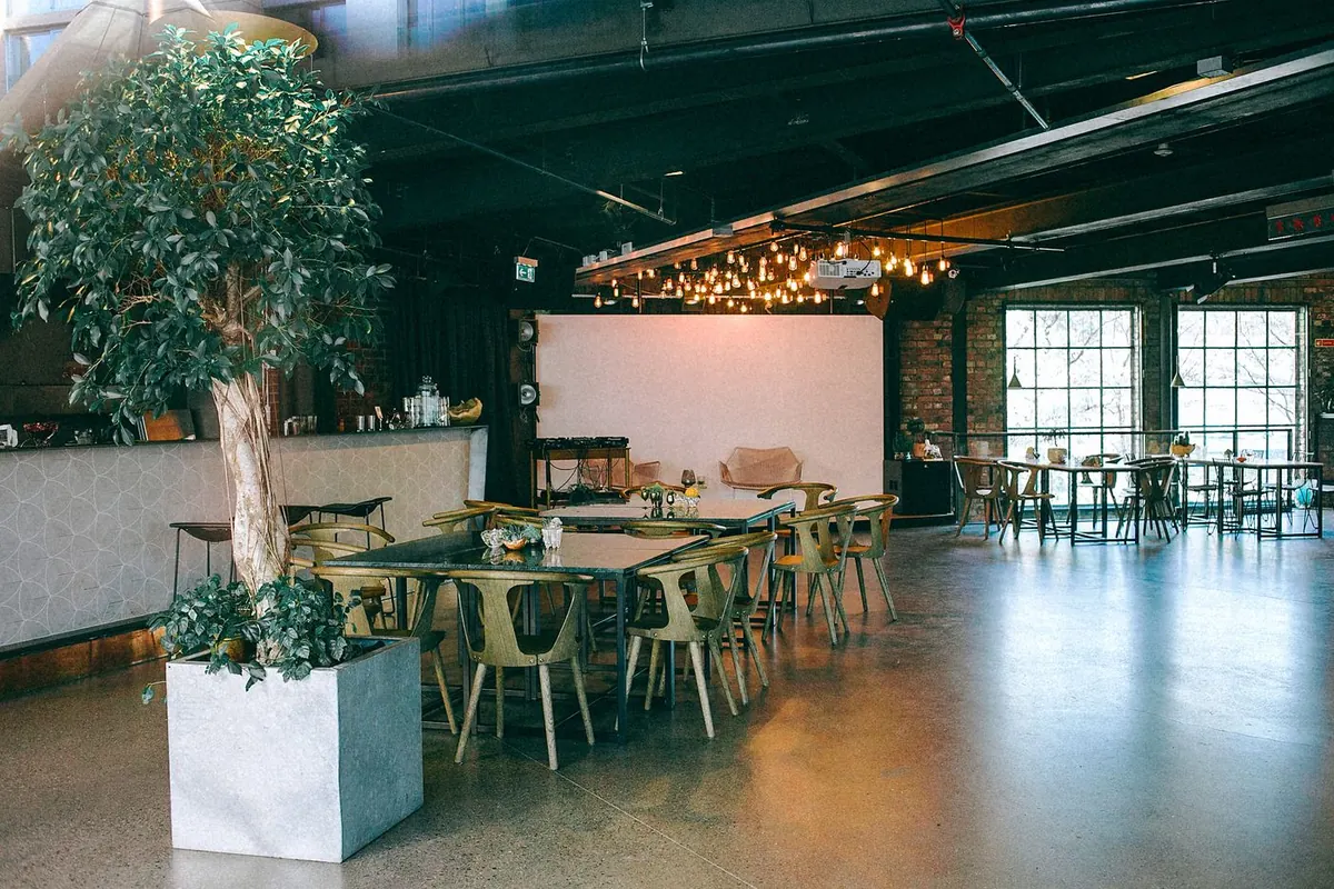 Café-interieur met houten tafels en planten